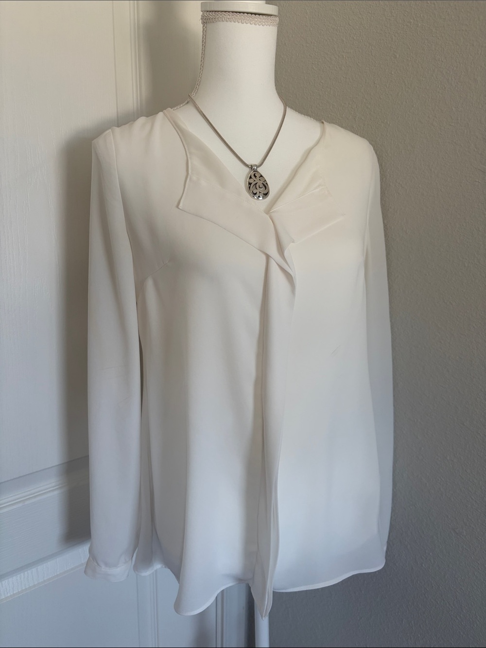 White House Black Market Elegant White Long-Sleeve V-Neck Blouse